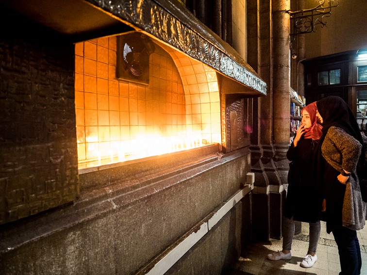 due donne nella chiesa di sant'Antonio a Istanbul
